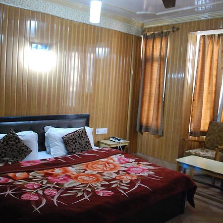 Hotel Kaisar à Srīnagar Extérieur photo