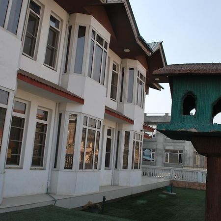 Hotel Kaisar à Srīnagar Extérieur photo