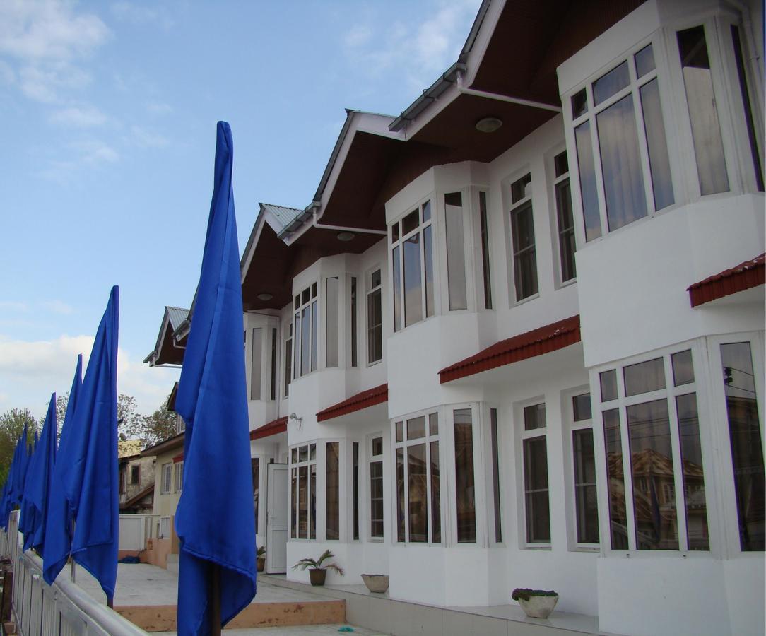 Hotel Kaisar à Srīnagar Extérieur photo