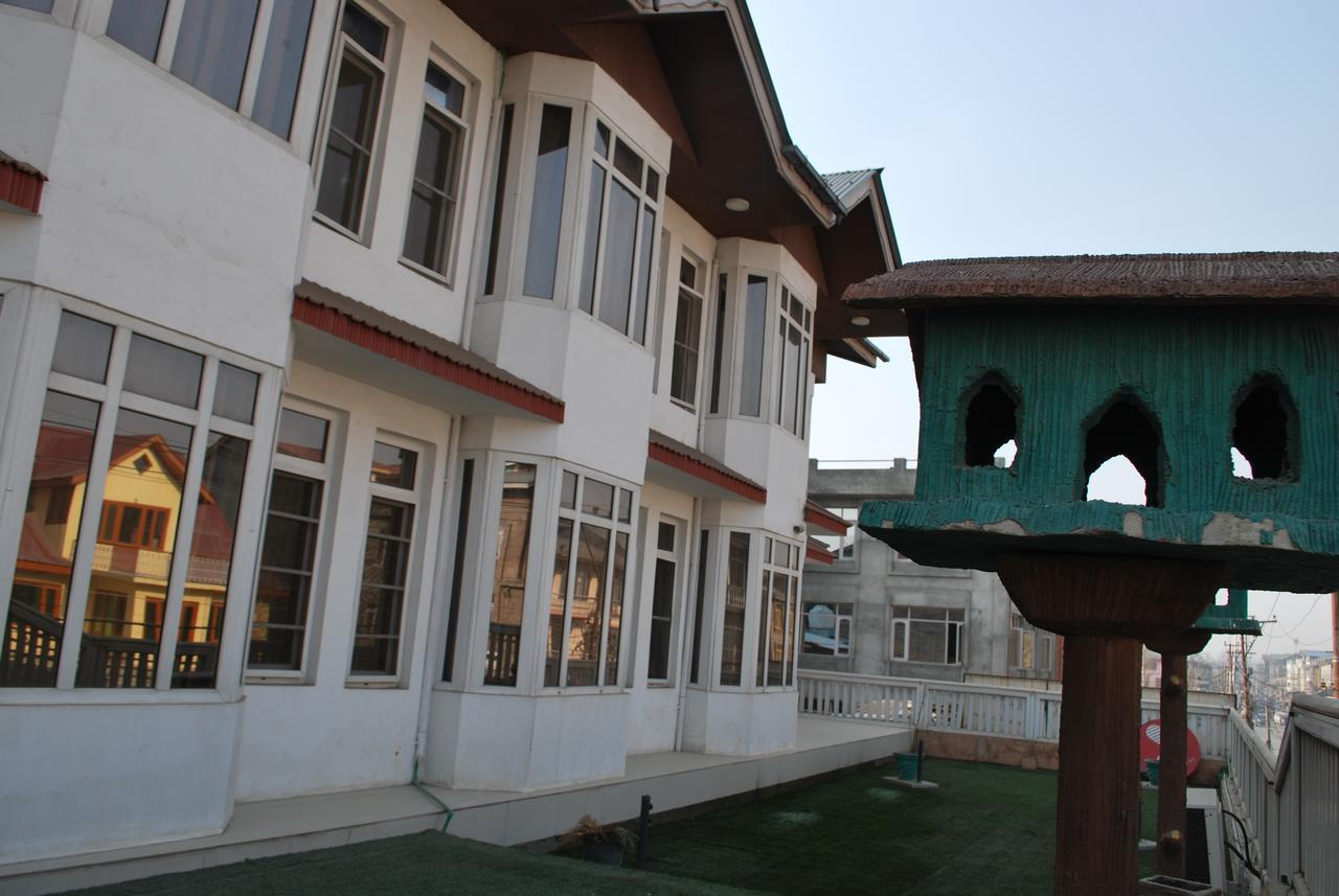 Hotel Kaisar à Srīnagar Extérieur photo