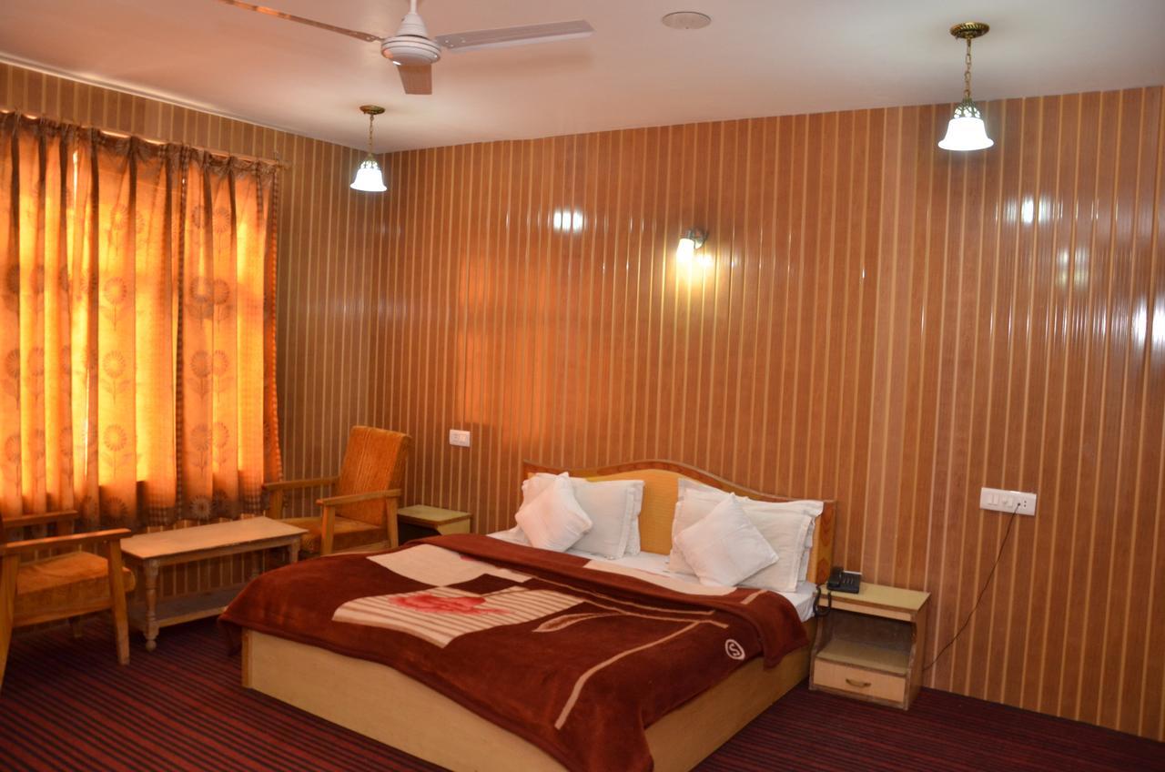 Hotel Kaisar à Srīnagar Extérieur photo