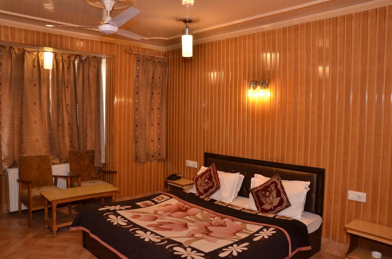 Hotel Kaisar à Srīnagar Extérieur photo