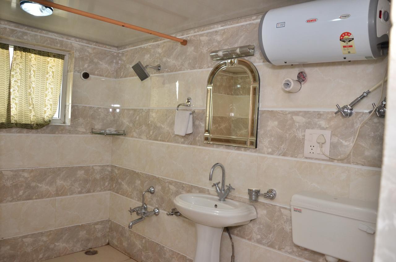 Hotel Kaisar à Srīnagar Extérieur photo